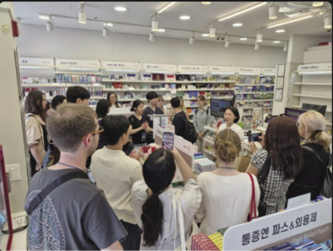 외국인들의 새로운 쇼핑 명소가 된 한국 약국
