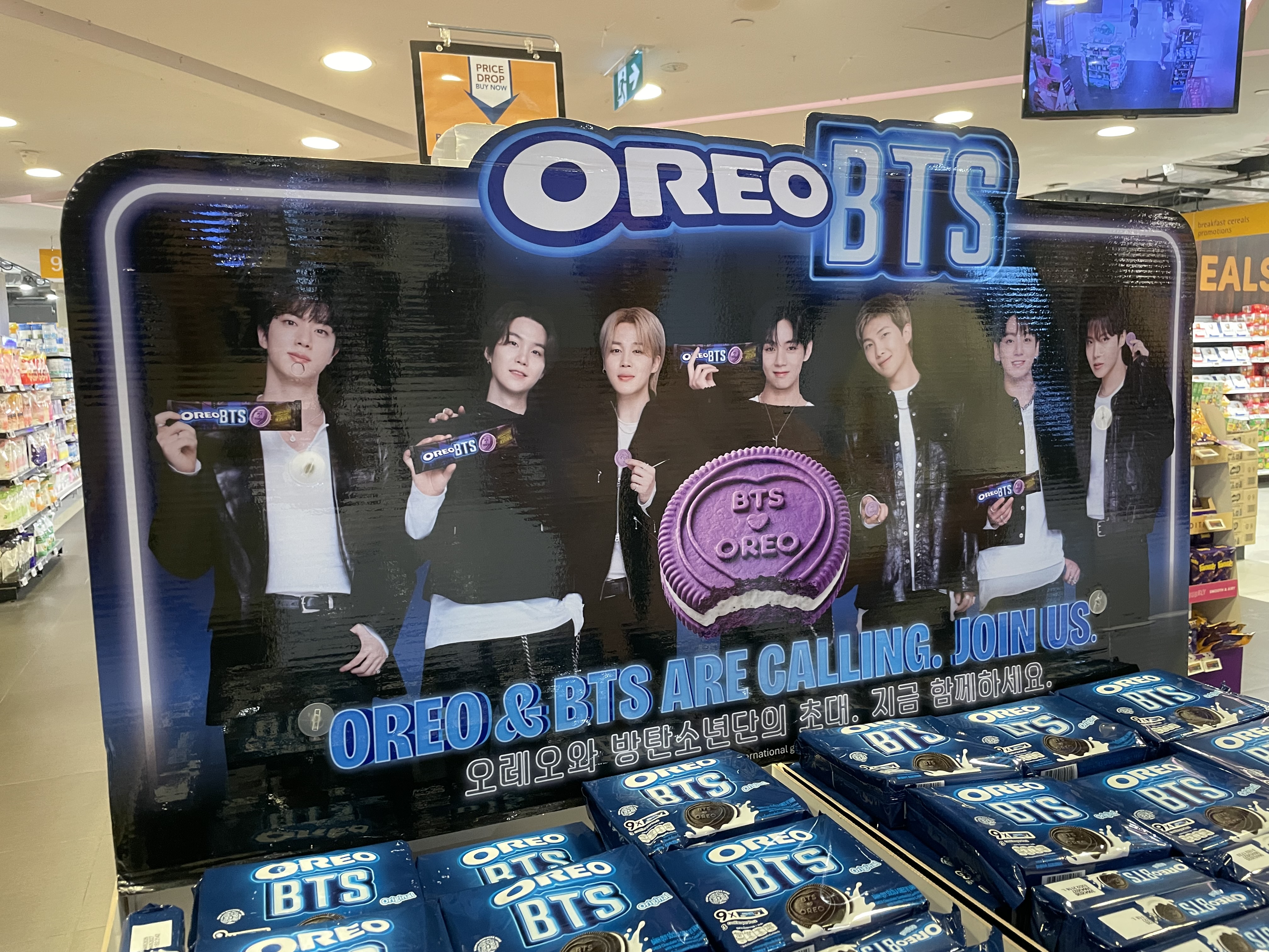  매장 입구에 위치한 방탄소년단 협업 오레오 홍보 매대 사진2