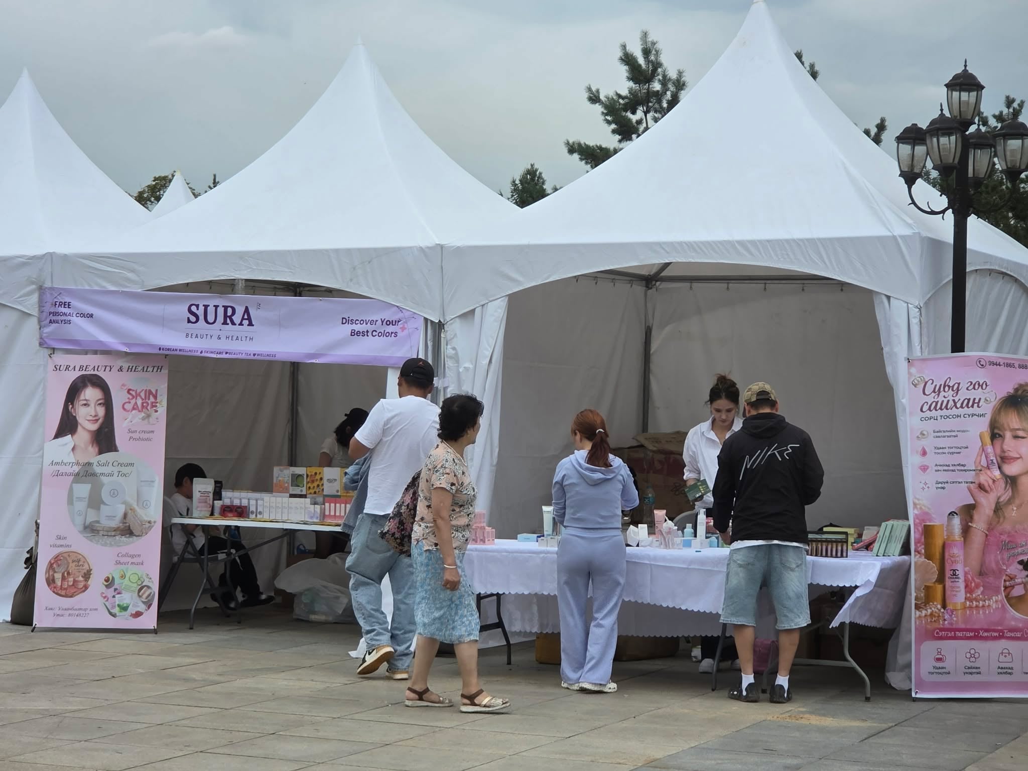 행사장에서 설치된 한국 뷰티 브랜드 홍보 부스