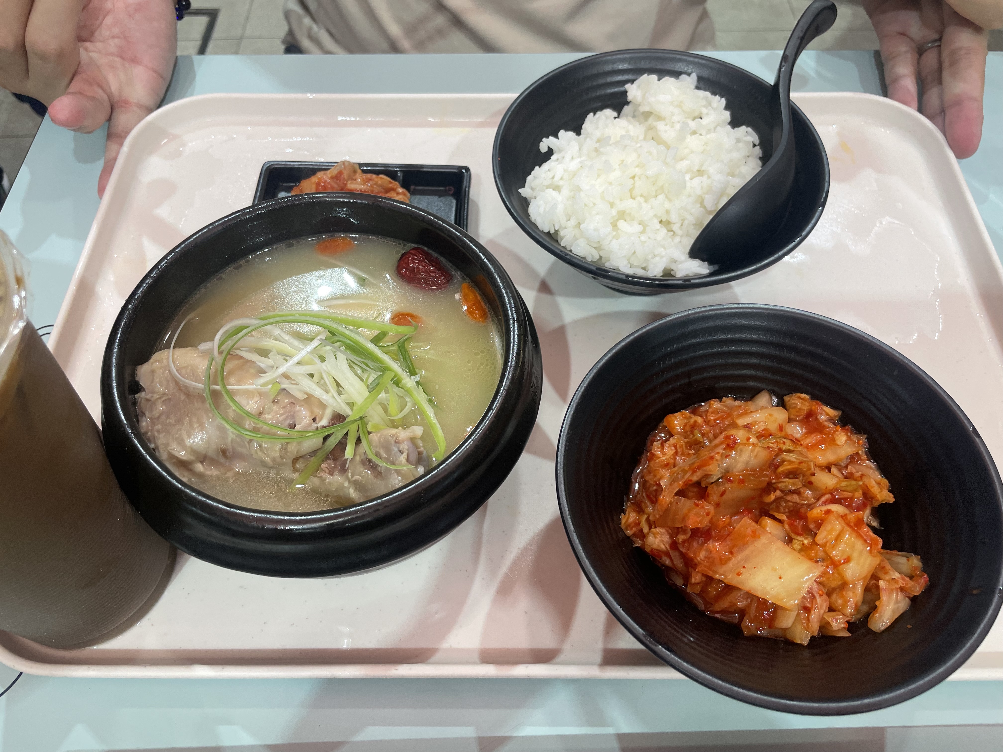 판매하고 있는 삼계탕 메뉴의 모습
