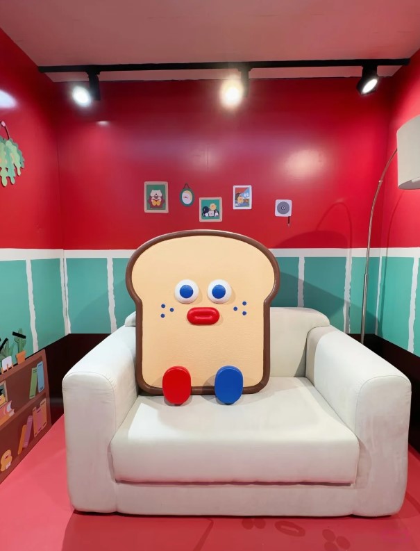 소파에 앉아 있는 토스트 캐릭터를 활용한 포토존