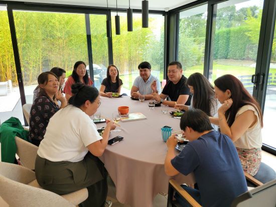 다과를 즐기는 참석자들 – 출처: 통신원 촬영