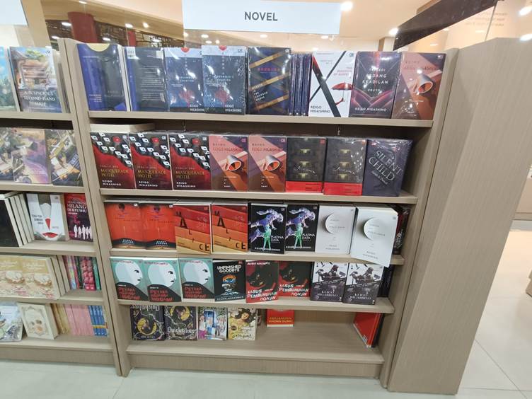 일본 도서는 현지 그라메디아 서점에서 대체로 히가시노 게이고를 위시한 몇몇 유명 작가 작품이 한 개 매대를 가득 채우는 식으로 전시된다(아르타 가딩몰 그라메디아 서점) 