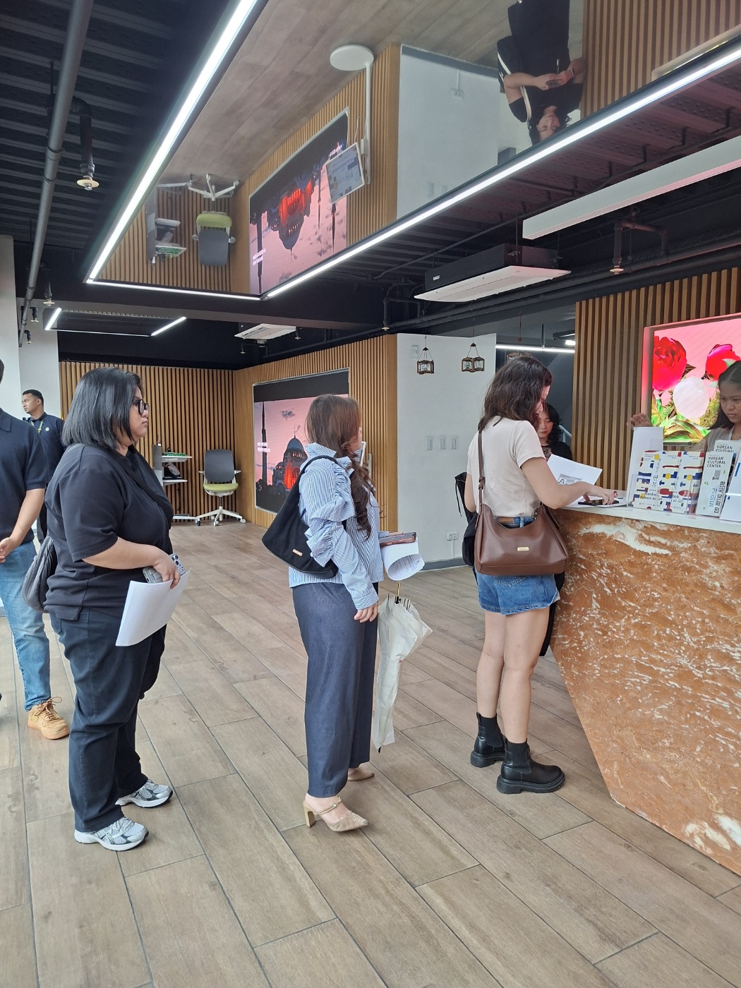 주필리핀 한국문화원을 찾은 사람들