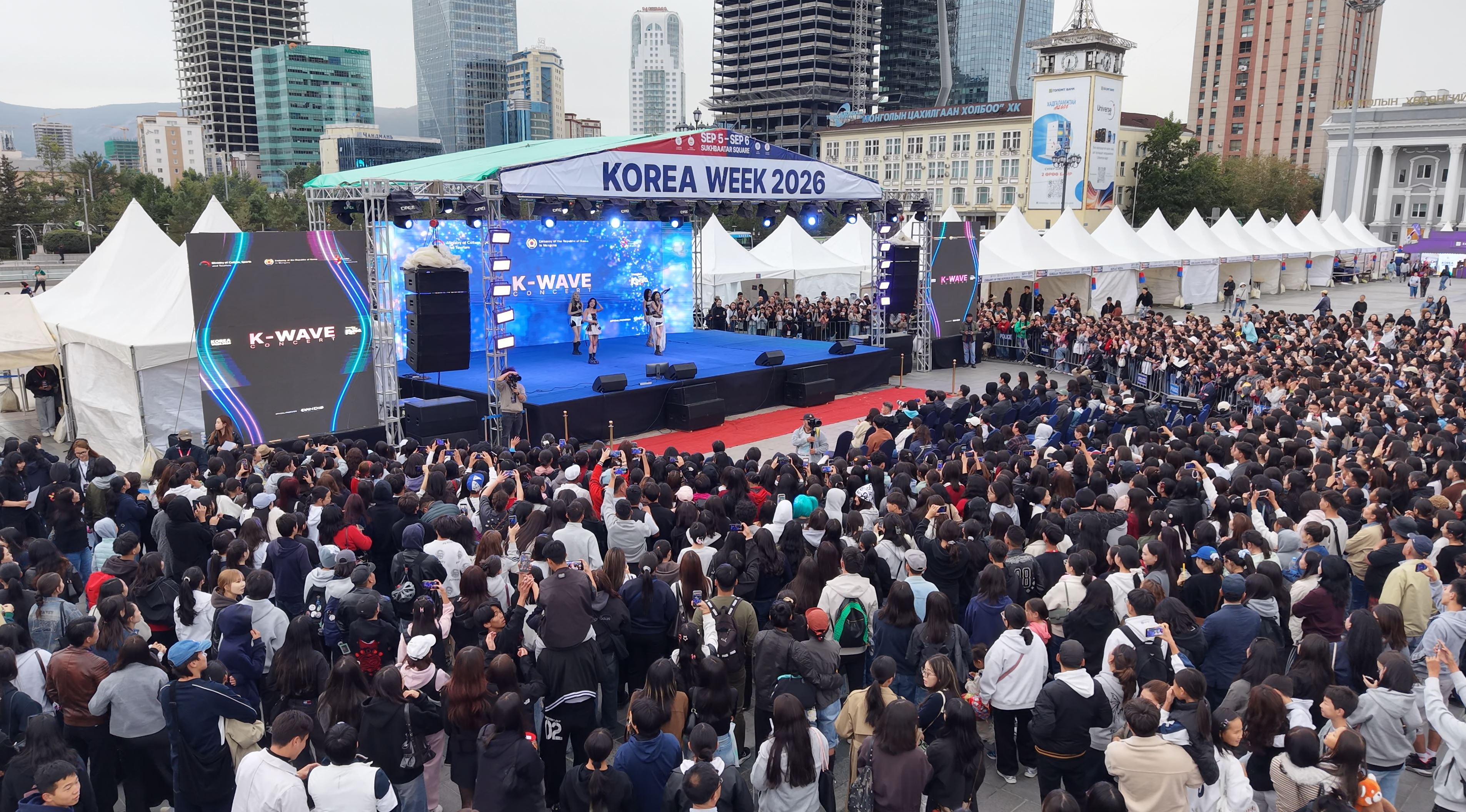 화려한 무대 앞에 모인 울란바타르 시민들