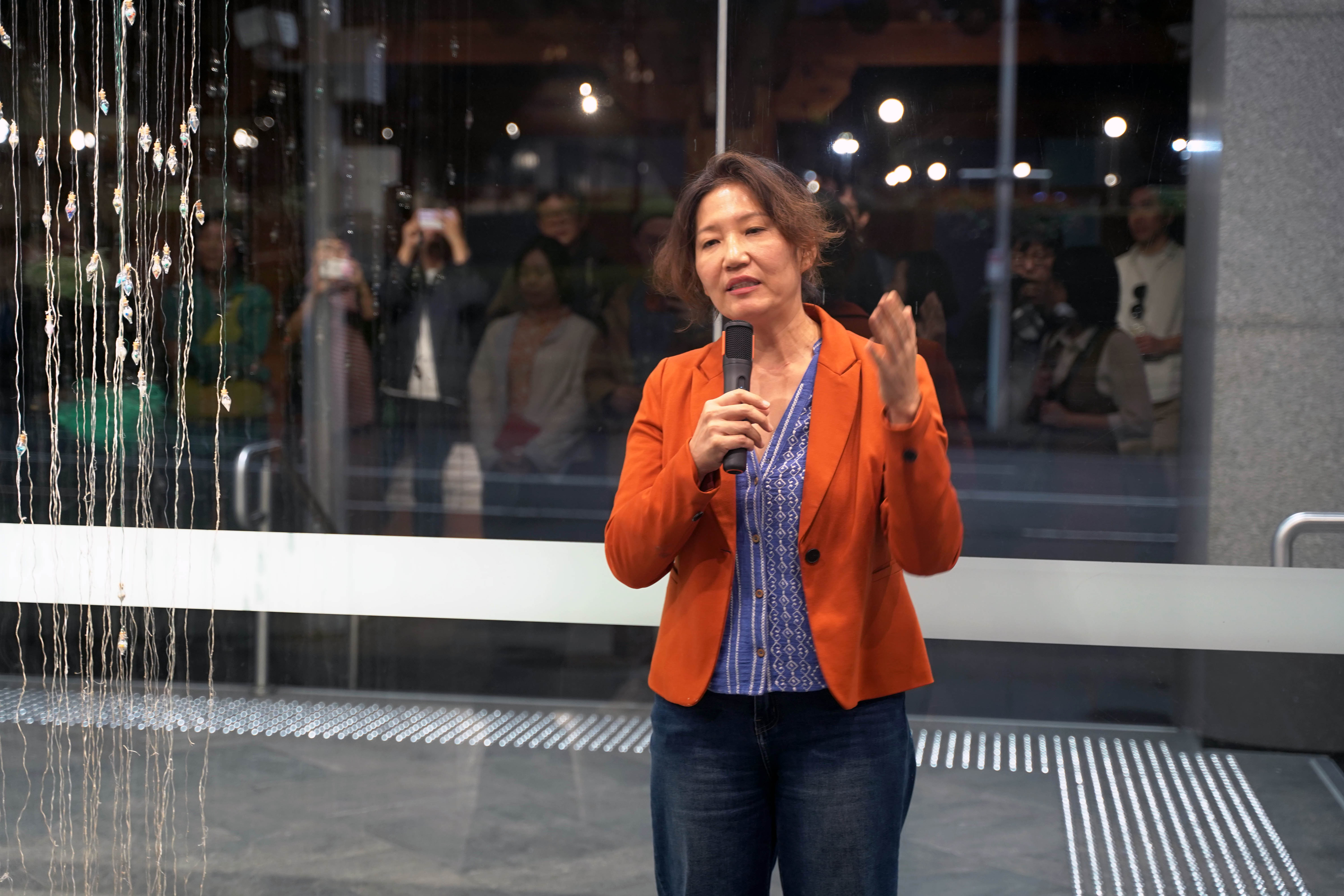 출품작 '바다의 눈물'을 설명하고 있는 에코 오롯의 정은혜 작가 