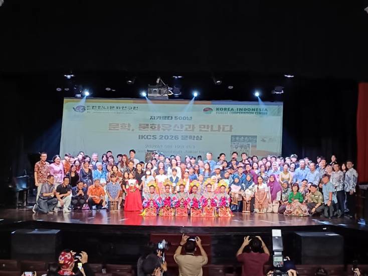 수상자와 공연팀 전체 단체사진(위)과 행사 중 펼쳐진 전통공연