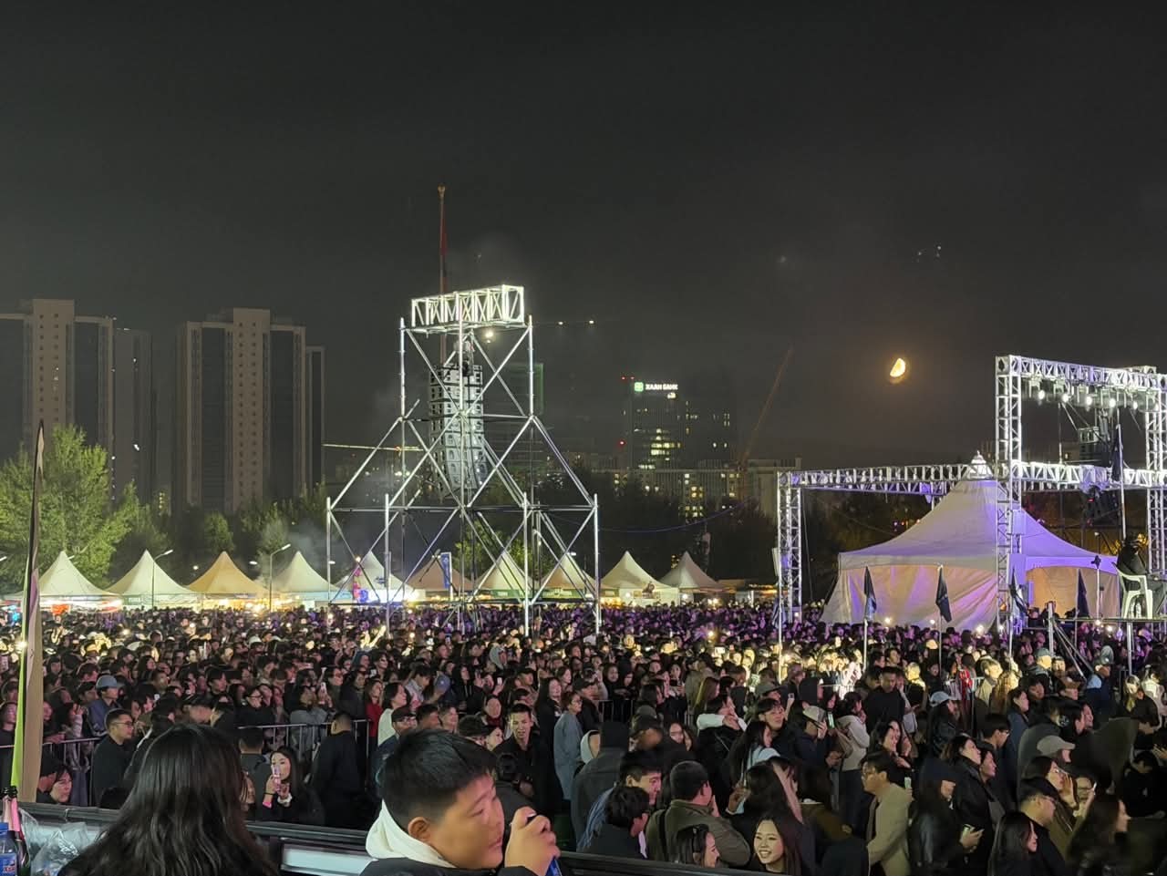이날 차가운 날씨에도 불구하고 팬들은 추위를 잊은 듯 공연 내내 열정적인 응원과 떼창으로 뜨거운 분위기를 이어갔다