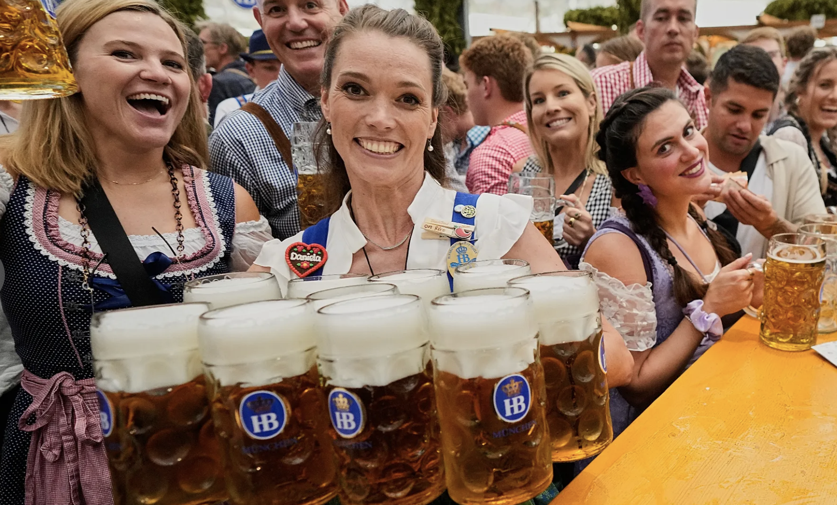 옥토버페스트에서 호프브로이(Hofbräu) 생맥주를 여러 잔 나르는 종업원