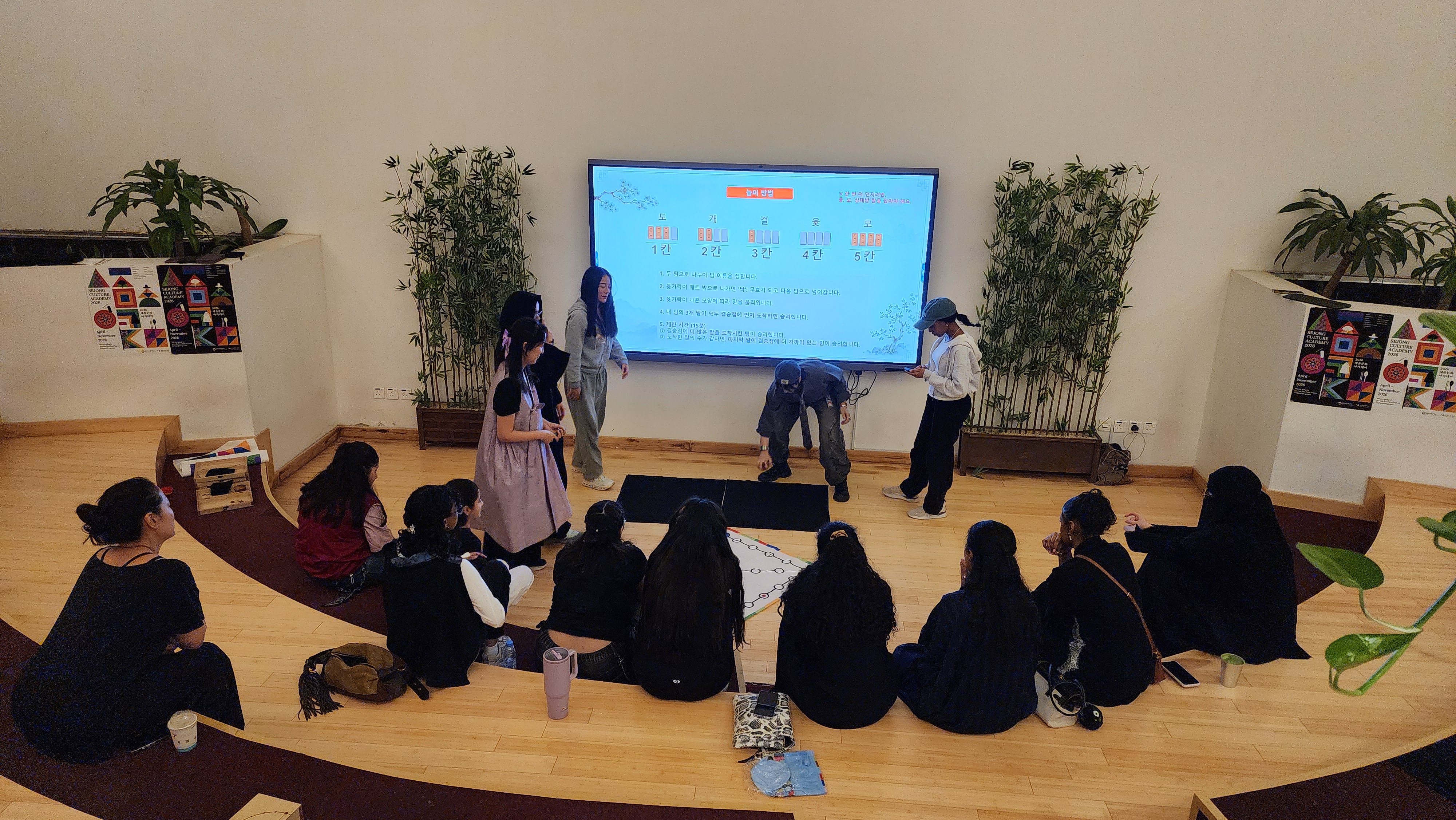 윷놀이 대진을 즐기는 참가자들과 통신원