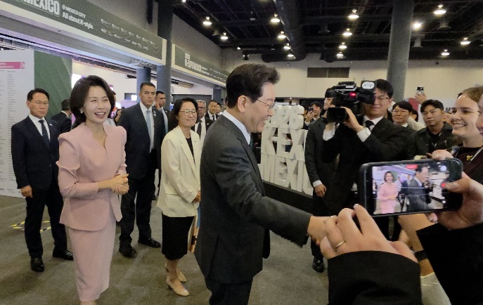 2026 케이 엑스포에 깜짝 방문한 대통령 내외