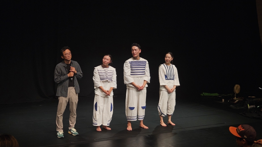 공연 후 관객들과 질의응답 시간을 가지고 있는 극단 하땅세