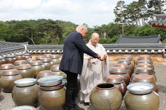 계호 스님과 함께 장독대를 둘러보며 한국의 장을 배웠다는 에릭 리퍼트