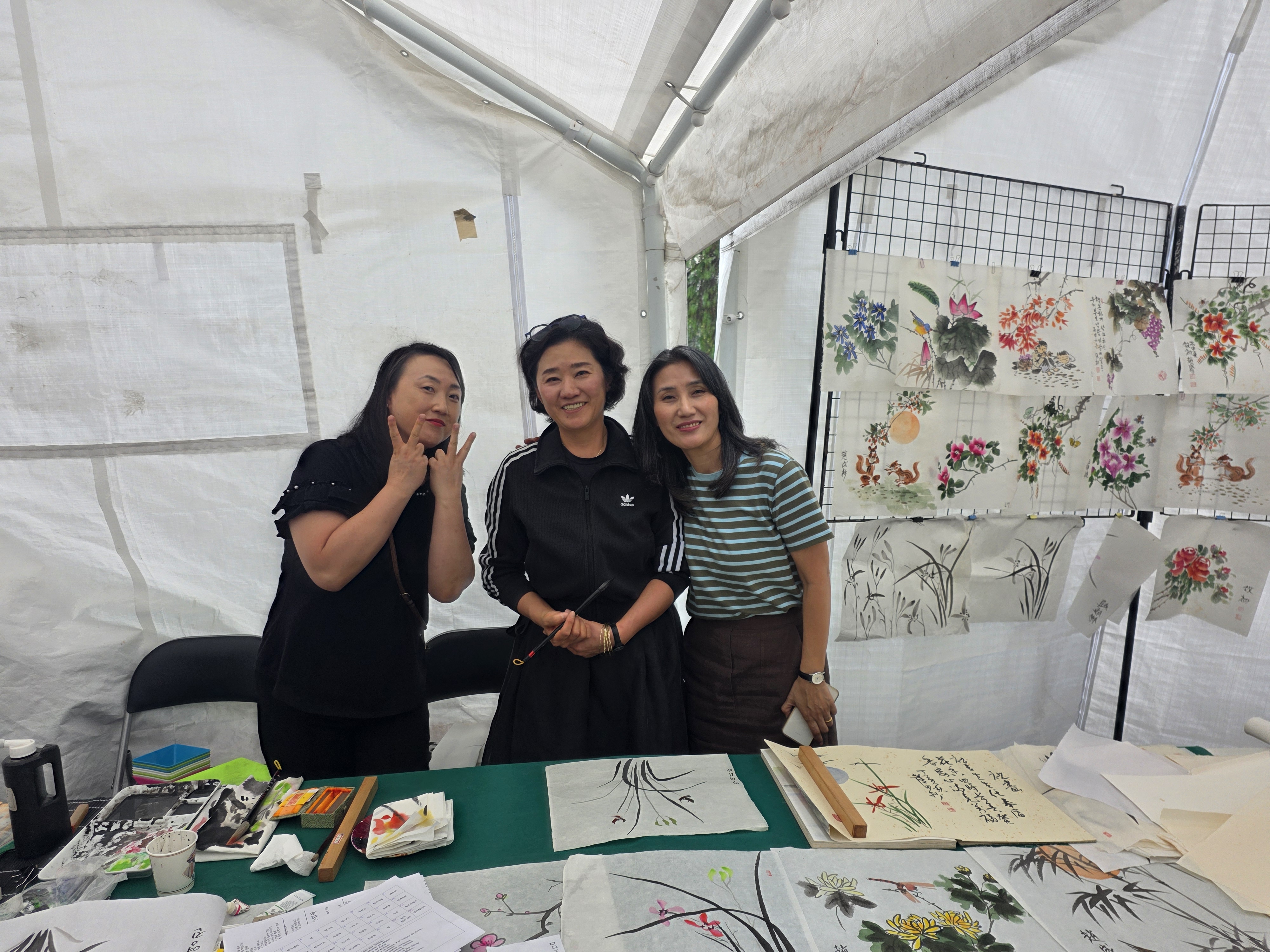 멕시코 국립자치대학교 박영진 한국어 교수(좌), 조성빈 작가(가운데), 멕시코 국립자치대학교 최희정 한국어 교수(우)