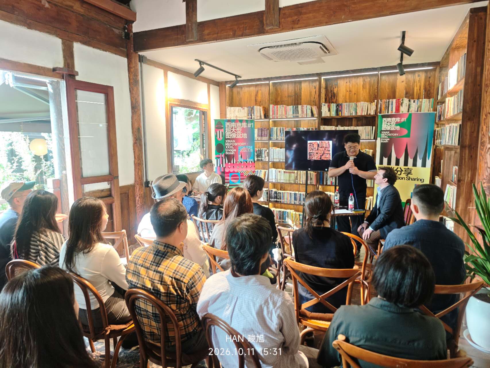 11일 오후 진행된 마지막 세미나에 앞서 이번 전시기획자인 김명종 작가가 참석자들에게 간단한 설명을 하는 모습