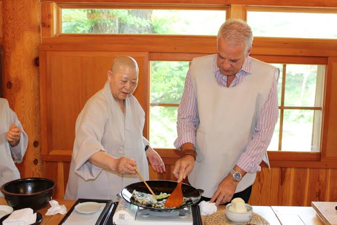 진관사 계호 스님으로부터 사찰음식(상추전)을 배우고 있는 에릭 리퍼트