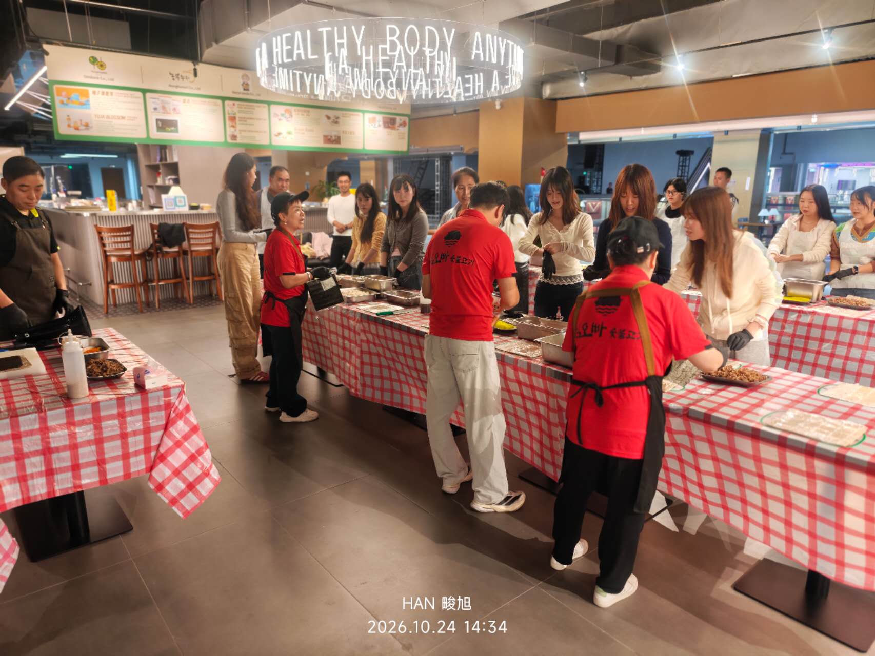충칭의 대표적 한인 식당 ‘김오빠 숯불구이’ 직원들이 김밥 만들기 체험에서 시범을 보이고 있다