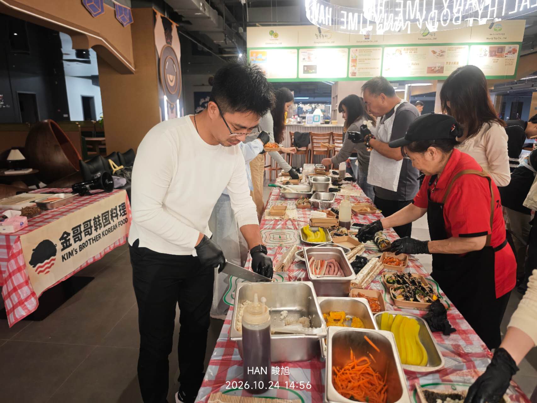 충칭의 대표적 한인 식당 ‘김오빠 숯불구이’ 직원들이 김밥 만들기 체험에서 시범을 보이고 있다