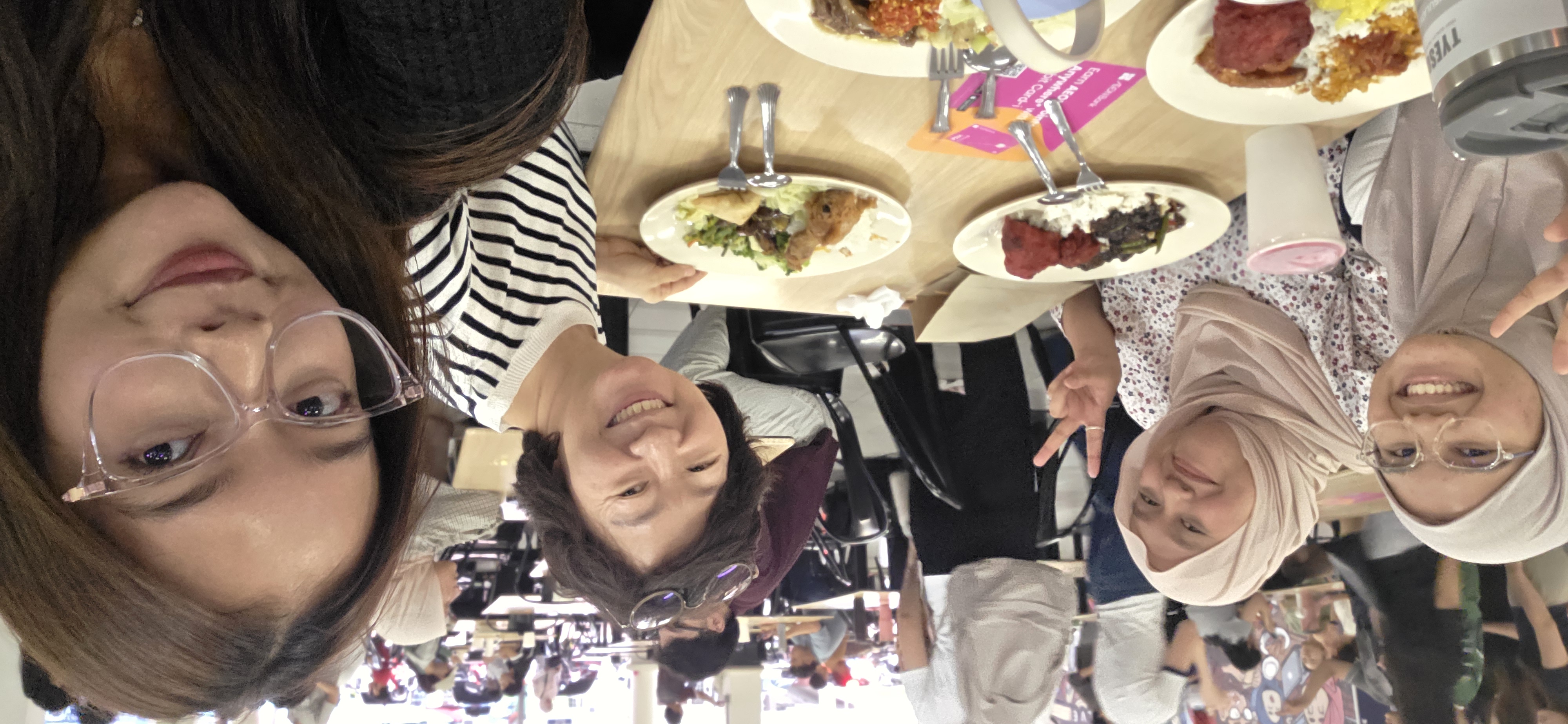 라야대학 동아시아학과 학생들과 김공숙 교수