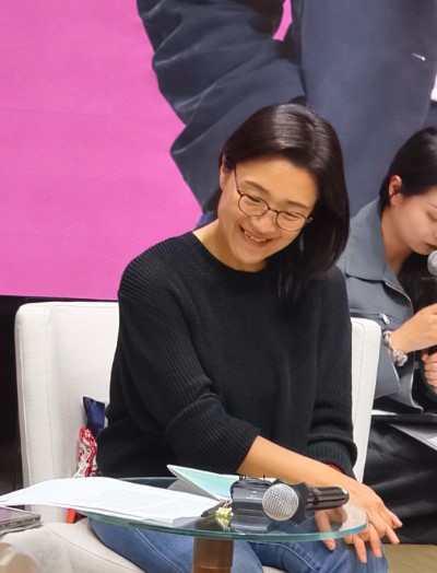 관객과의 대화 중 환하게 웃는 윤가은 감독